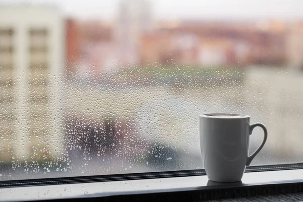 Taza Café Alféizar Ventana Con Gotas Lluvia Vidrio —  Fotos de Stock