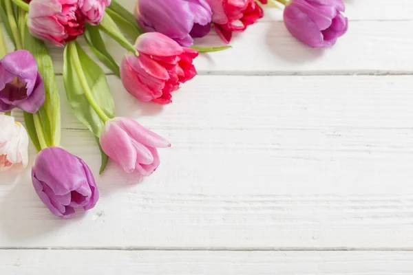 Красивые Тюльпаны Белом Деревянном Фоне — стоковое фото