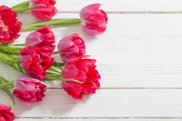Czerwone Tulipany Białym Drewnianym Tle — Zdjęcie stockowe