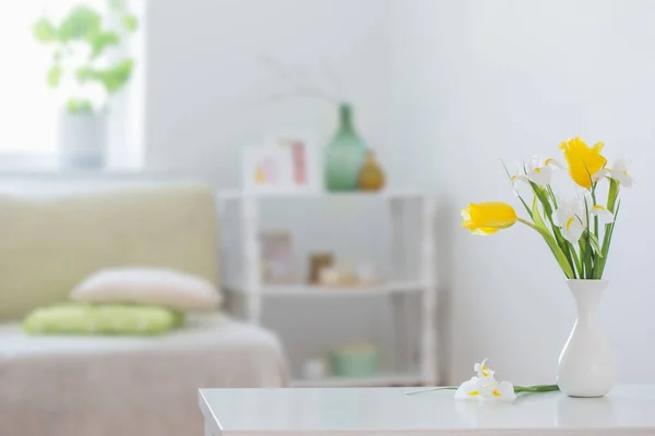 Interior Branco Casa Com Flores Primavera Decorações — Fotografia de Stock