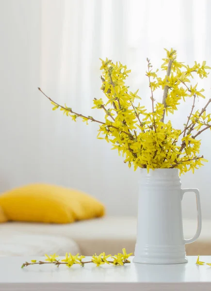 Frühlingsgelbe Blumen Der Vase Modernen Interieur — Stockfoto