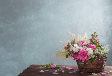 sepetteki çiçekler eski ahşap masada