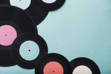 Kağıt arkaplanda müzik kayıtları. Retro müzik kavramı