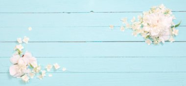 Beyaz ahşap arkaplanda beyaz çiçekler