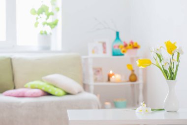 Beyaz ev içi bahar çiçekleri ve dekorasyonlarıyla