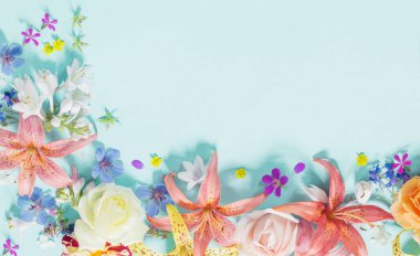 Kağıt zemin üzerinde güzel bahçe çiçekleri çerçevesi