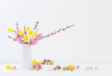 Yumurta ve çiçekli Paskalya süsleri.