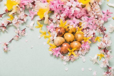 Yumurta ve çiçekli Paskalya arkaplanı