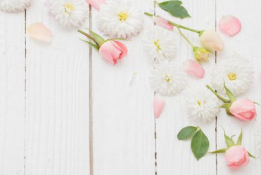 Beyaz ahşap arka planda pembe ve beyaz çiçekler