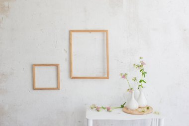 Vazodaki çiçekler ve beyaz iç kısımdaki ahşap çerçeveler.