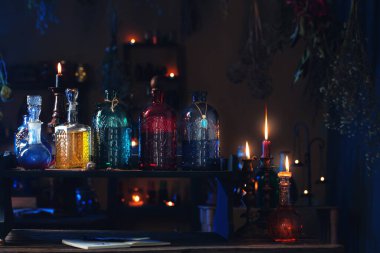 Geceleri yanan mumlarla cadıların evinde sihirli iksirler.