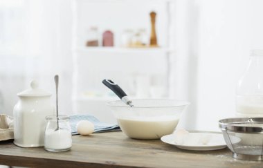 beyaz mutfaktaki ahşap masada hamur.