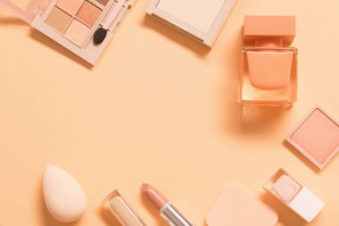 Pastel arka planda parfümlü dekoratif kozmetik.