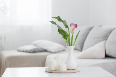 Beyaz masadaki vazodaki çiçekler.