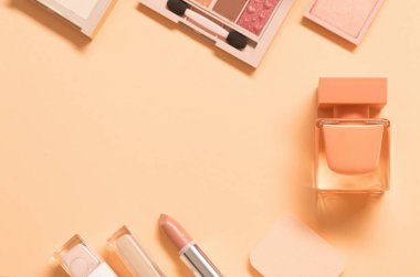 Pastel arka planda parfümlü dekoratif kozmetik.