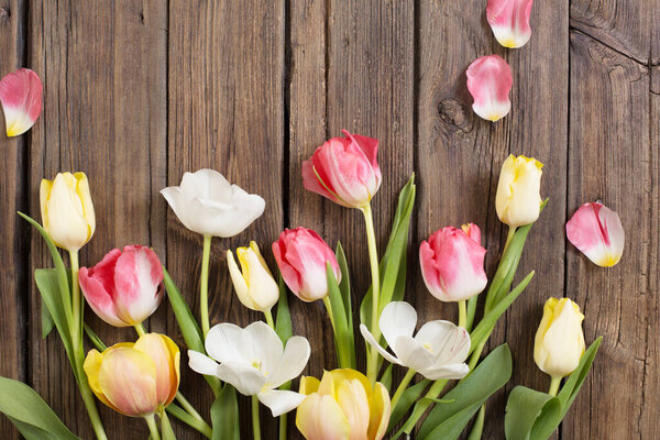 красивые тюльпаны на старом темном деревянном фоне