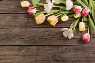 Eski siyah ahşap arka planda güzel laleler