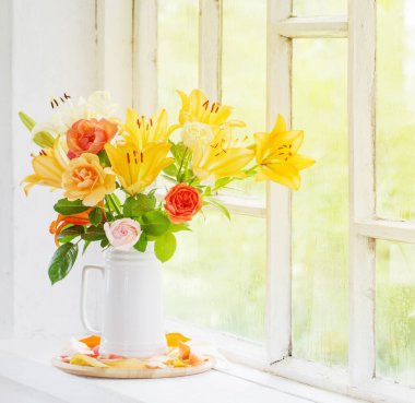 Vazodaki yaz çiçekleri arkaplan penceresinde su damlalarıyla