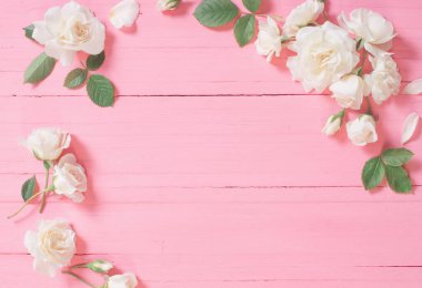 Beyaz güller pembe ahşap arka planda