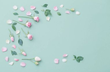 Yeşil kağıtta pembe ve beyaz çiçekler