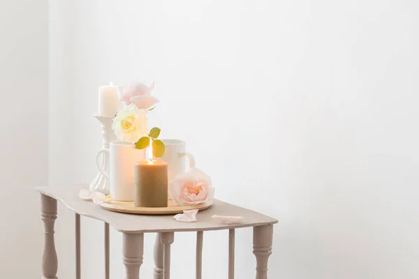 Mooie Rozen Brandende Kaarsen Witte Achtergrond — Stockfoto