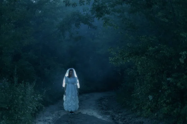 Fantôme Mariée Dans Forêt Nocturne — Photo
