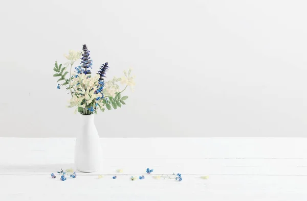 白色背景花瓶中的野花 — 图库照片