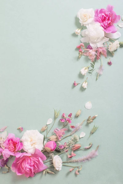 Rózsaszín Fehér Rózsa Papír Alapon — Stock Fotó