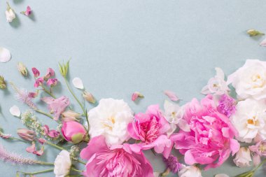 Kağıt arkaplanda pembe ve beyaz güller