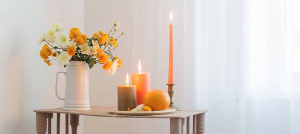 Fiori Autunnali Con Candele Accese Zucche Scaffale Vintage Legno — Foto Stock