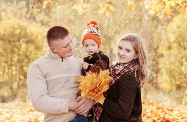 Família Feliz Com Bebê Pequeno Parque Outono — Fotografia de Stock