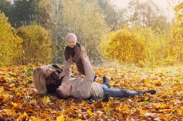 Lycklig Familj Med Litet Barn Höstparken — Stockfoto