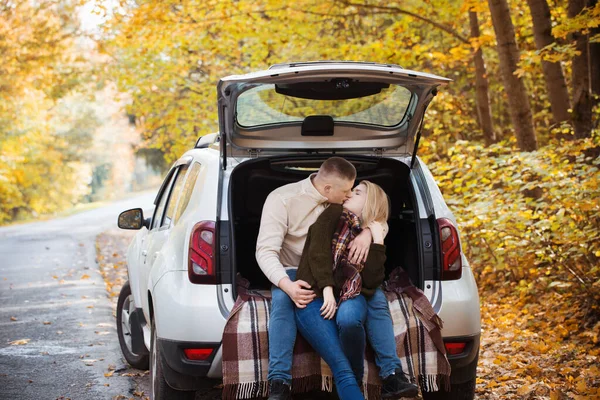 Jeune Couple Assis Dans Coffre Une Voiture Sur Route Automne — Photo