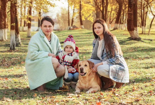 Ευτυχισμένη Οικογένεια Σκυλί Στο Ηλιόλουστο Φθινόπωρο Πάρκο — Φωτογραφία Αρχείου
