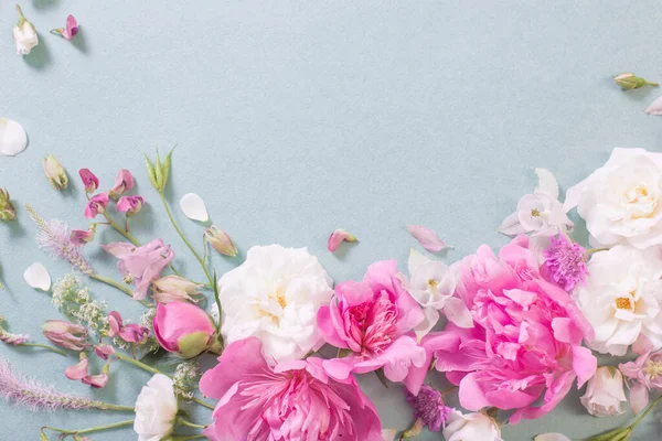 Kağıt arkaplanda pembe ve beyaz güller