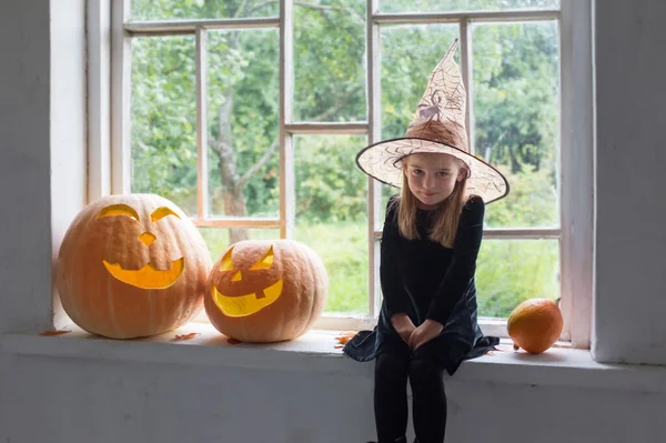 Petite Sorcière Robe Noire Avec Des Citrouilles Halloween Sur Rebord — Photo