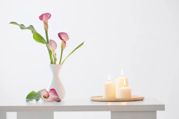 Roze Calla Lelie Vaas Brandende Kaarsen Witte Achtergrond — Stockfoto