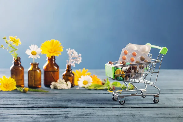 Pigułki Dzikie Rośliny Niebieskim Tle Koncepcja Medycyny Naturalnej — Zdjęcie stockowe