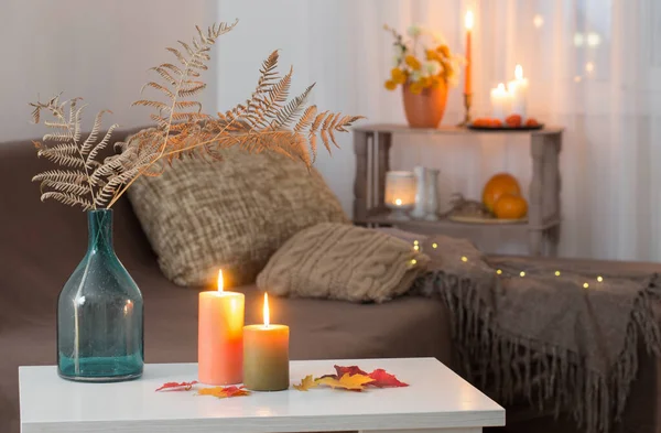 Bougies Allumées Avec Décor Automne Sur Table Blanche Maison — Photo