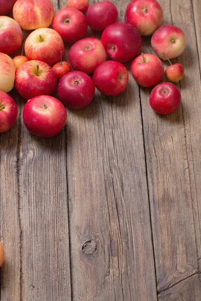 Красные Яблоки Старом Деревянном Фоне — стоковое фото