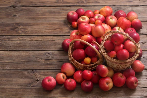 Mele Rosse Vecchio Sfondo Legno — Foto Stock