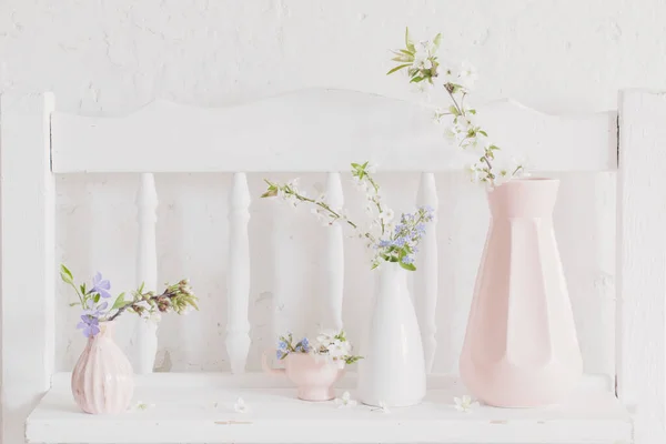 Tasses Vases Avec Fleurs Printanières Sur Étagère Vintage Bois Blanc — Photo