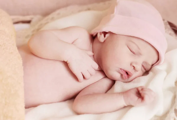 Śpiące Dziecko Różowym Kapeluszu Zbliżenie — Zdjęcie stockowe