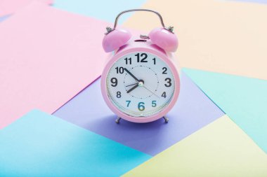 Pastel kağıt arka planında alarm saati