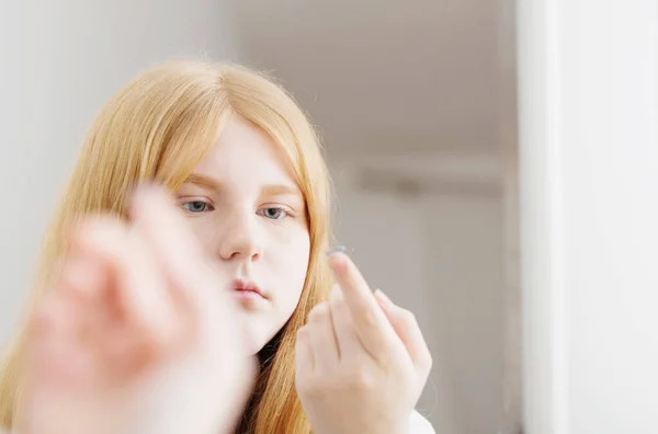 Teenie Mädchen Setzt Blaue Augenlinse Ins Auge — Stockfoto