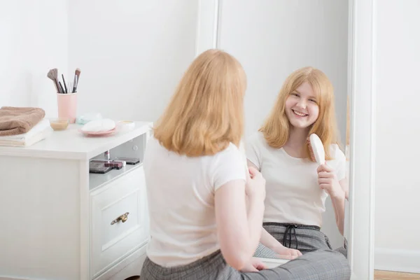 Έφηβος Κορίτσι Χτένισμα Μαλλιά Της Μπροστά Από Τον Καθρέφτη — Φωτογραφία Αρχείου