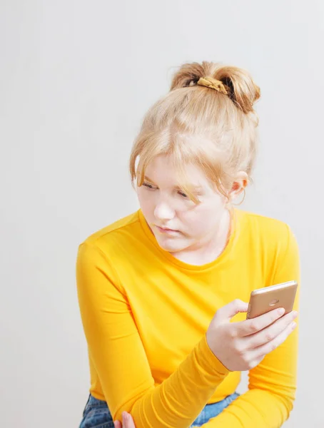 Adolescent Fille Avec Téléphone Mobile Sur Fond Blanc — Photo