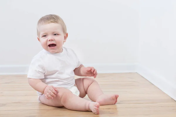 Bebê Chorando Sentado Chão Madeira — Fotografia de Stock