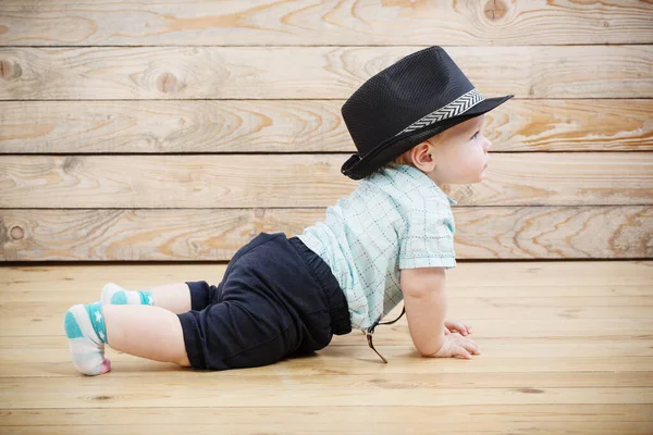 Baby Mit Schwarzer Mütze Hemd Und Hosenträgern Auf Hölzernem Hintergrund — Stockfoto