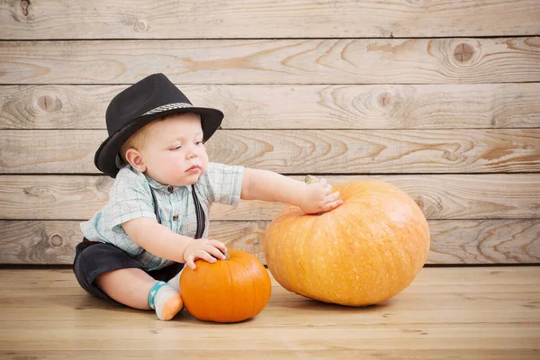 Bambino Cappello Nero Con Zucche Sfondo Legno — Foto Stock